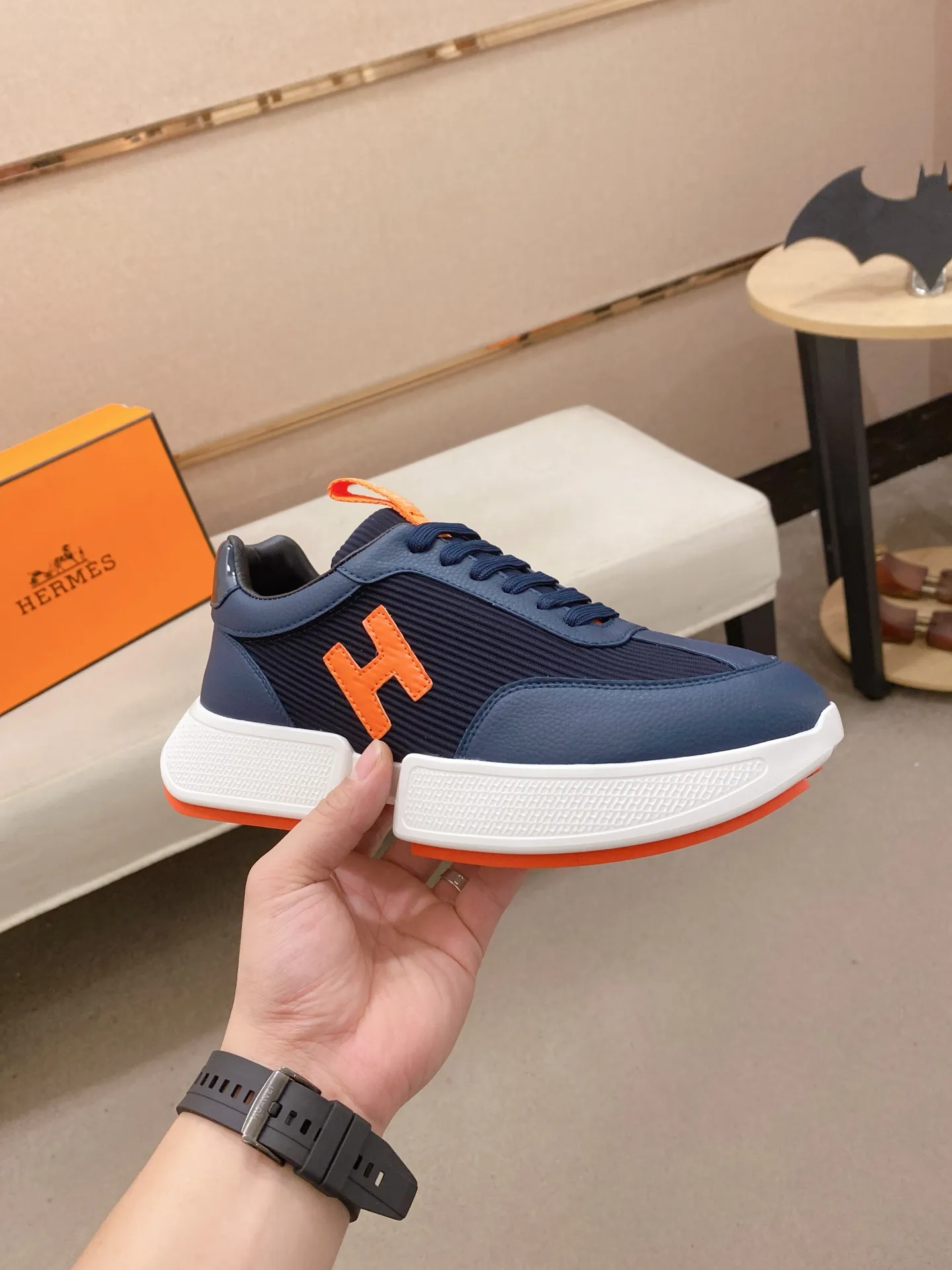 Ex-factory price: 460💰《HERMES》【Classic original single version】Hermès; top 🔝purchasing agent🔍🔍men's latest 🇺🇸 counter sales simultaneously, imported from Italy original ▲▲cowhide ▲▲ (high-end, nobility, class) ) Exquisite workmanship (Italian 🇮🇹 imported water-dyed 🐂 cowhide lining) sole: original sole provided by the original factory, ⚠️exclusive double-layer activity·TPR·rubber·combined molded outsole; super comfortable·wear-resistant·non-slip·environmental protection The real thing is more beautiful if you take the real thing (high quality, follow the order). You can enter and exit the counter at will * Number of yards: 38-44 (45 can be customized and cannot be returned or exchanged)